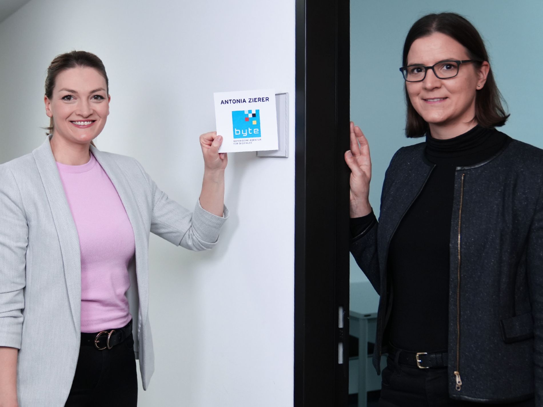 Digitalministerin Judith Gerlach und byte-Geschäftsführerin Antonia Zierer
