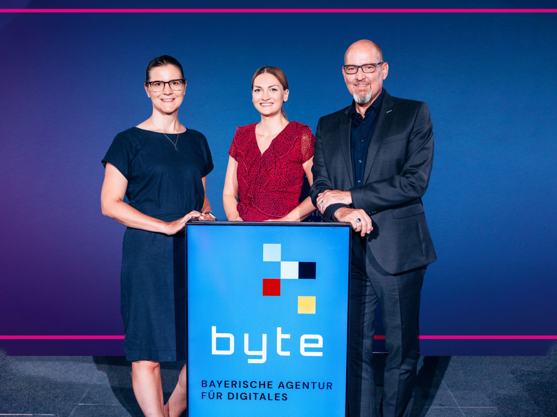 Judith Gerlach, Antonia Zierer und Tino Kühnel beim Bayerischen Digitalgipfel 2023