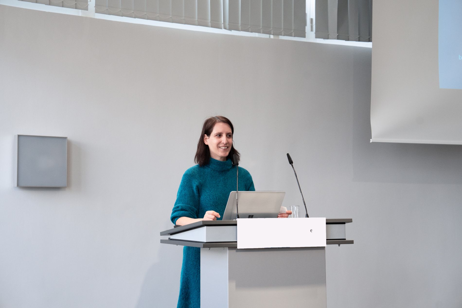 Dr. Karolina Engenhorst an einem Redepult Dr. Karolina Engenhorst an einem Redepult