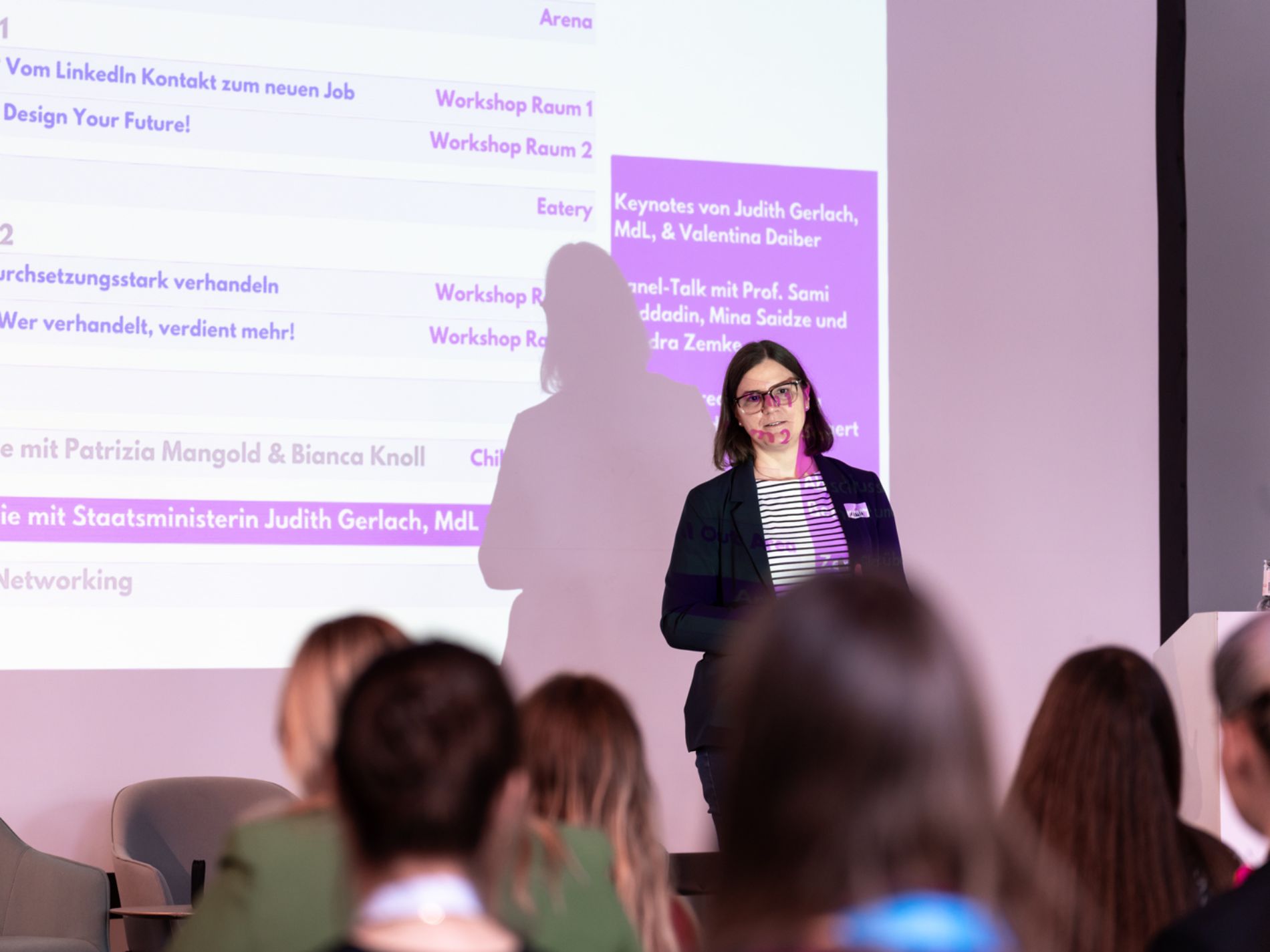 byte meets BayFiD byte-Geschäftsführerin Antonia Zierer spricht zu den BayFiD-Teilnehmerinnen