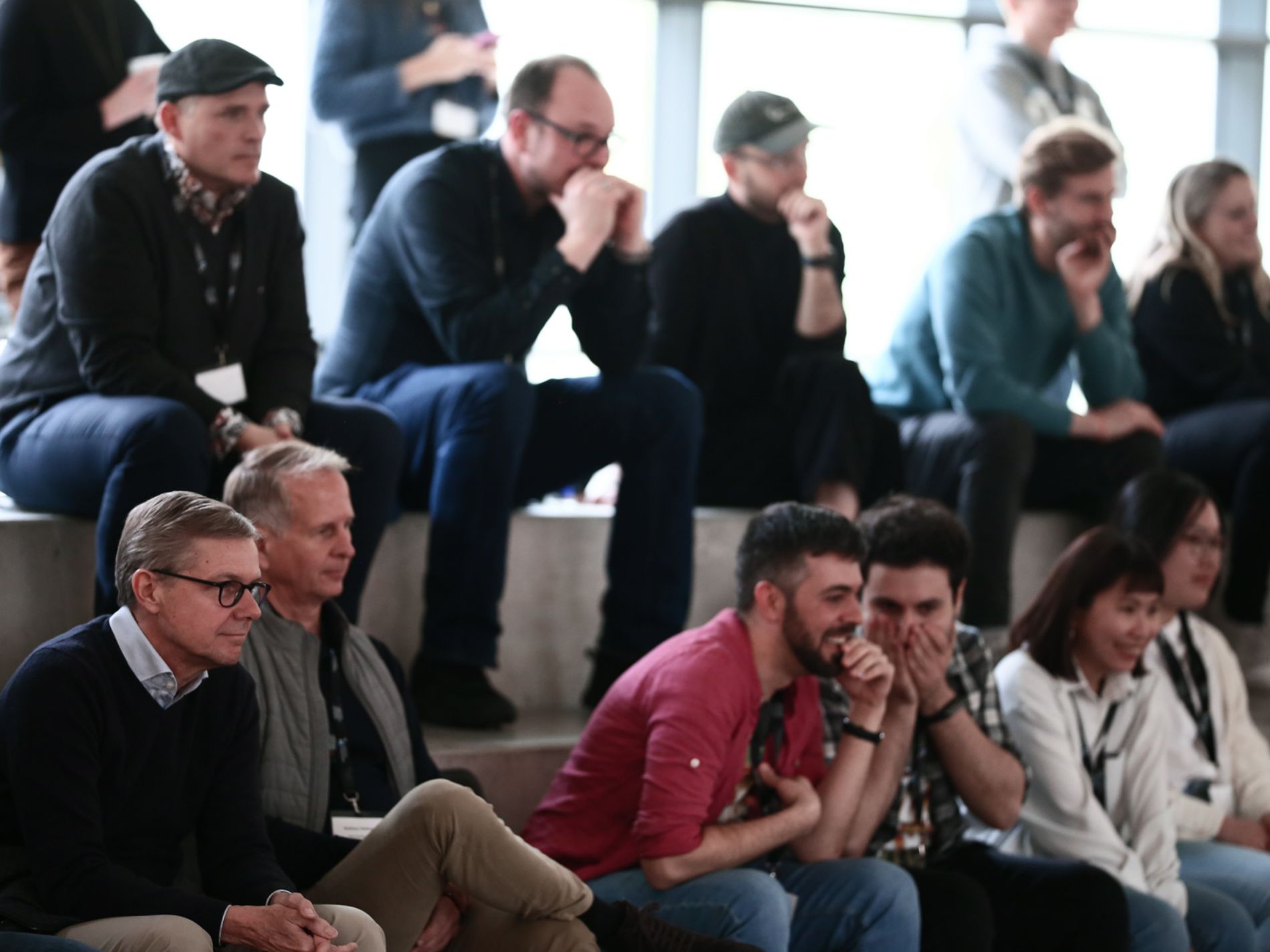 Mehrere Personen sitzen auf Seintstufen