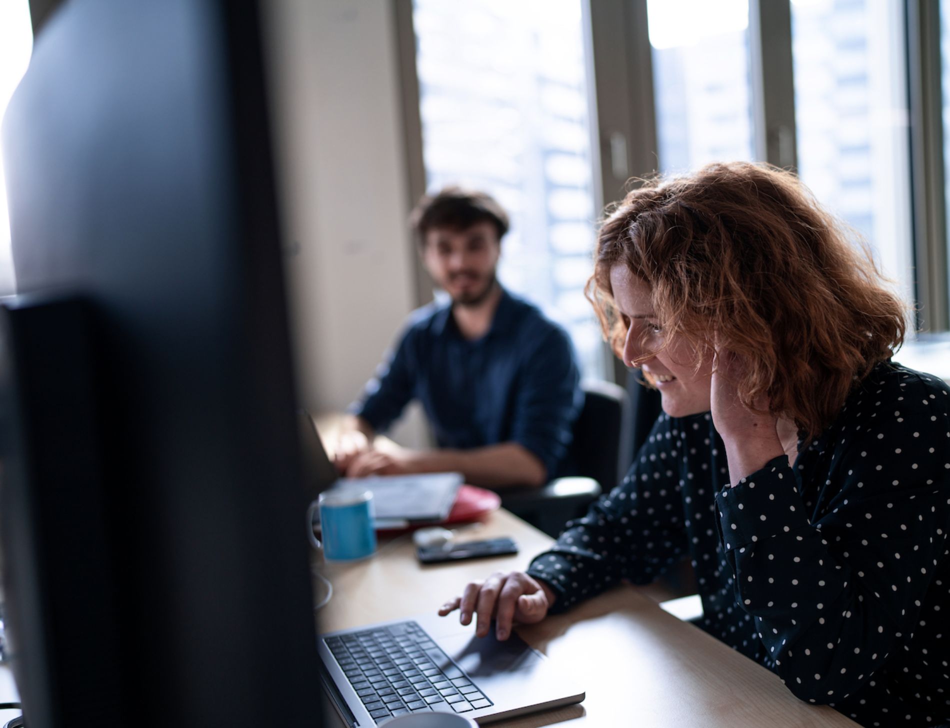 Blick ins byte Büro. Im Vordergrund sitzt eine Mitarbeiterin am Computer