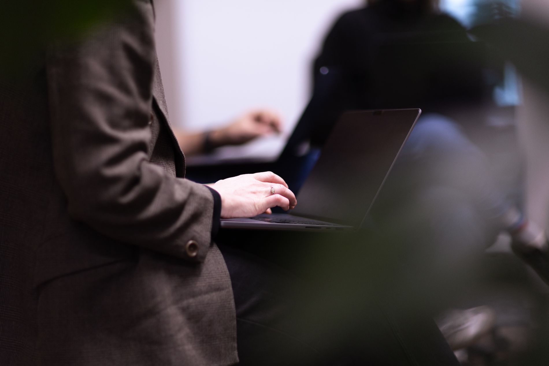 Nahaufnahme Arbeit am Laptop Nahaufnahme Arbeit am Laptop