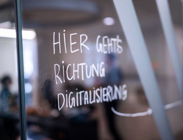 Glaswand mit Aufschrift: Richtung Digitalisierung